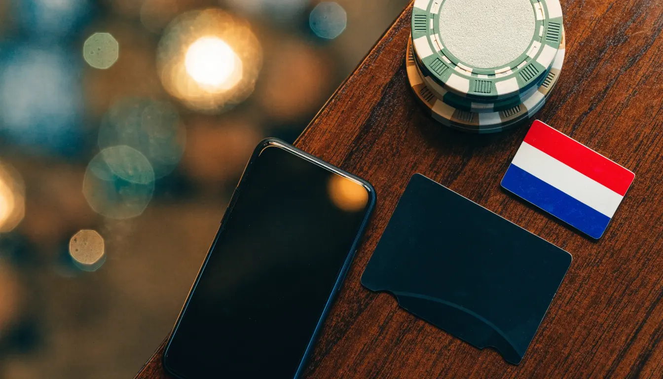 Pametni telefon, e-novčanik i žetoni za casino na stolu